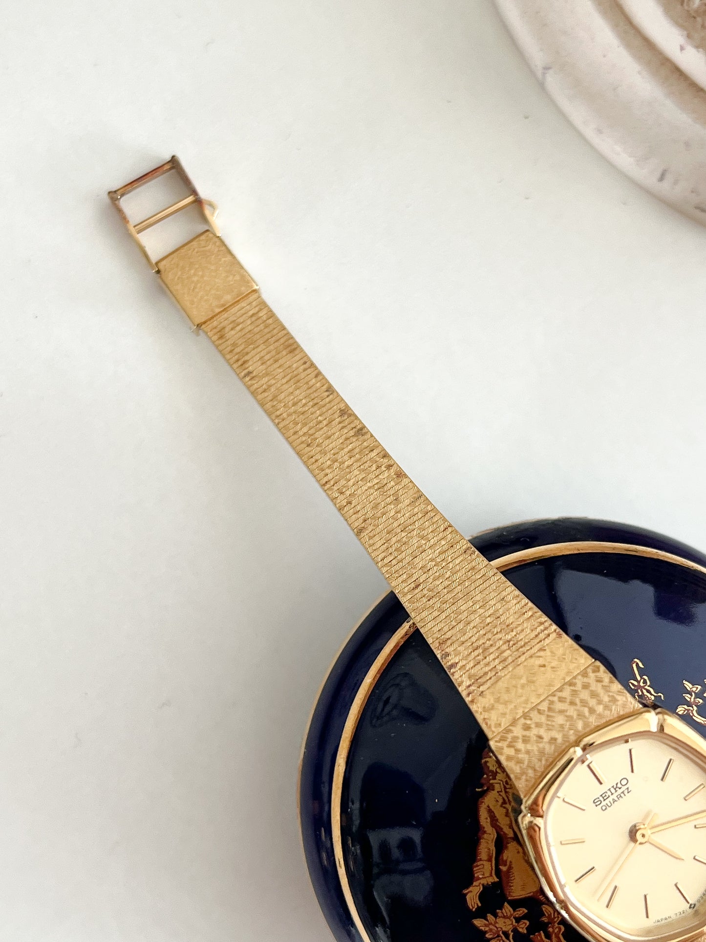 Soap Dish w Drain Chute (2)